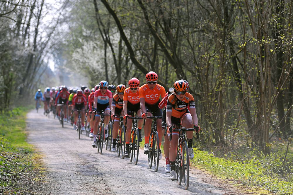 Skylar Schneider and Evy Kuijpers on the front of the Gent-Wevelgem peloton