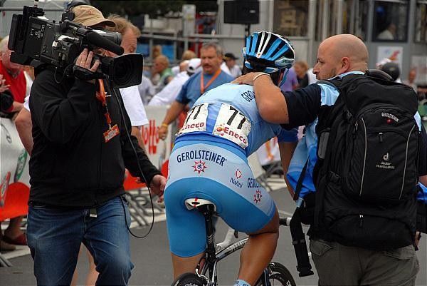 Carlo Westphal gets help from his Gerolsteiner soigneur on his way to the podium.