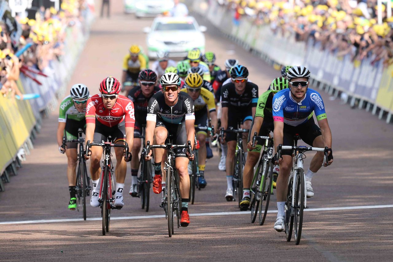 The remainder of the peloton comes in