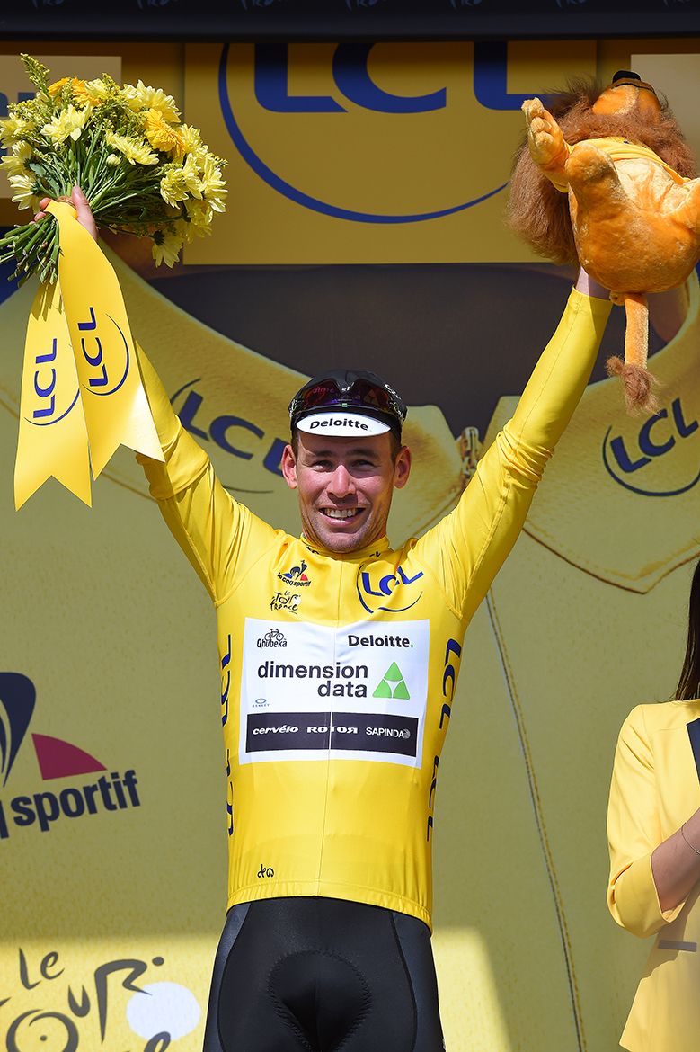 Mark Cavendish (Dimension Data) wins stage 1 and earns his first ever yellow jersey