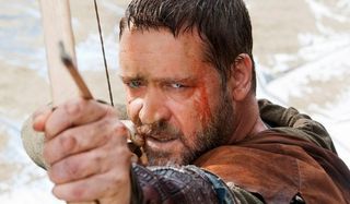 Russell Crowe drawing a bow and arrow in Robin Hood