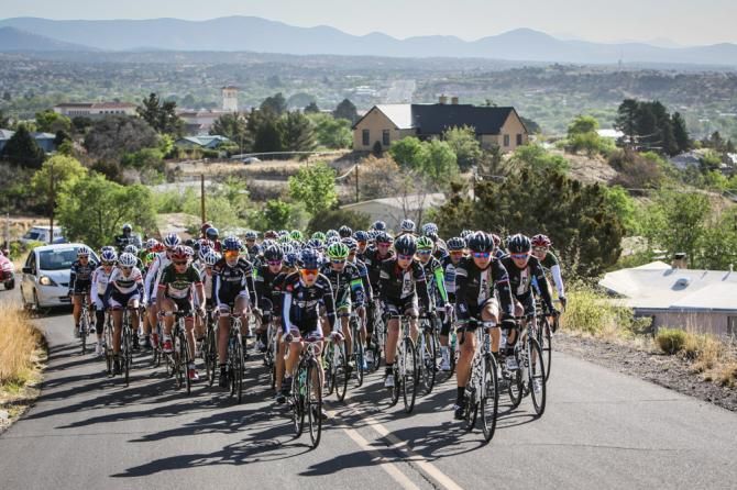 The women&rsquo;s field on the climb out of Silver City