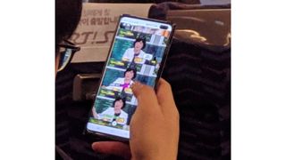 Kuvassa oleva puhelin näyttää erittäin paljon Samsung Galaxy S10 Plussalta. Lähde: Reddit