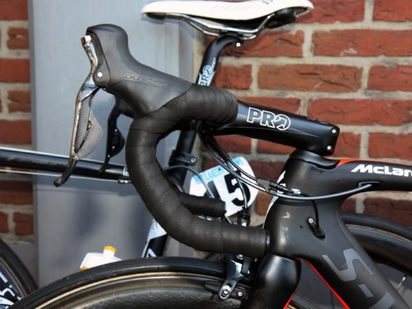 Mark Cavendish (HTC-Highroad) runs his Shimano Dura-Ace Di2 levers high on the PRO handlebars.
