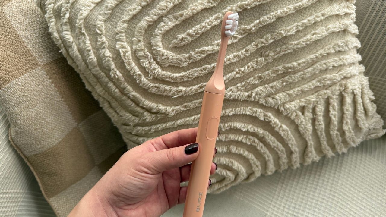 Suri toothbrush review: valeza holding the suri toothbrush