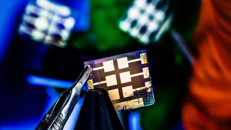 « Une toute nouvelle génération d'écrans » : des chercheurs développent des LED RVB à partir d'un matériau miracle en pérovskite, ouvrant la voie aux écrans à détection automatique alimentés par l'énergie solaire – mais leur durée de vie d'une heure doit d'abord être améliorée.