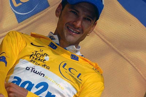 Cyril Dessel (AG2R) puts on the maillot jaune