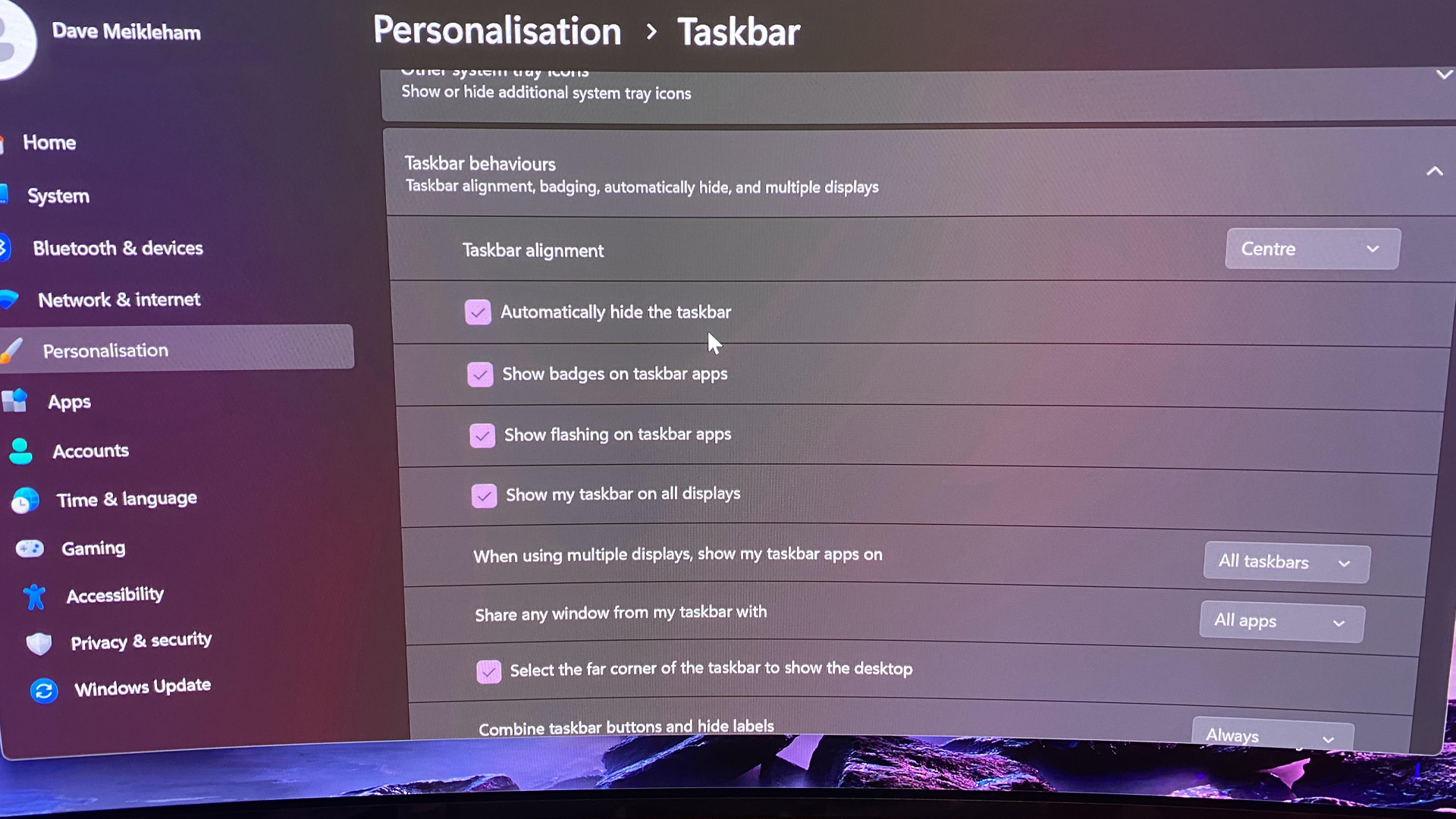 The taskbar settings menu in Windows 11.