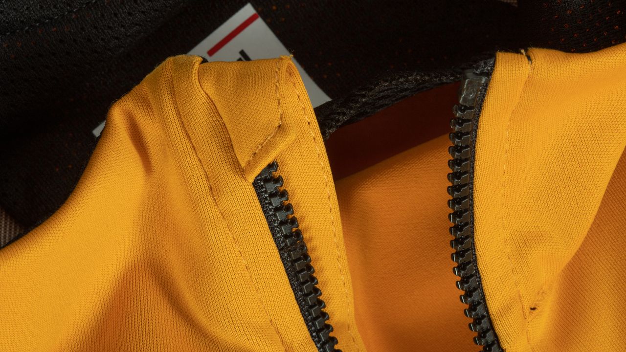 Sportful Fiandre Light NoRain Short Sleeve Jacket top of zipper