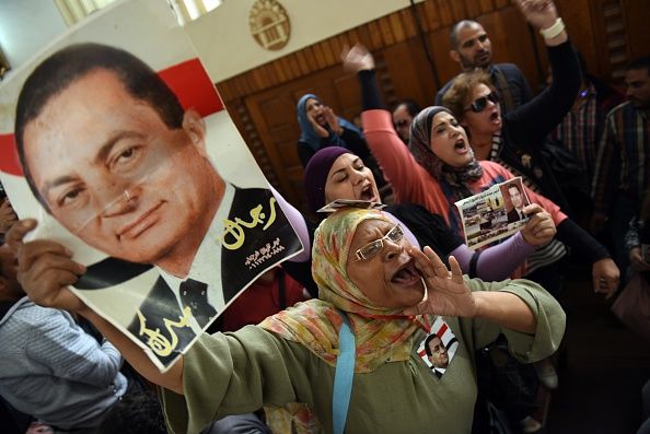 Supporters of Hosni Mubark call for his release in court in 2015.