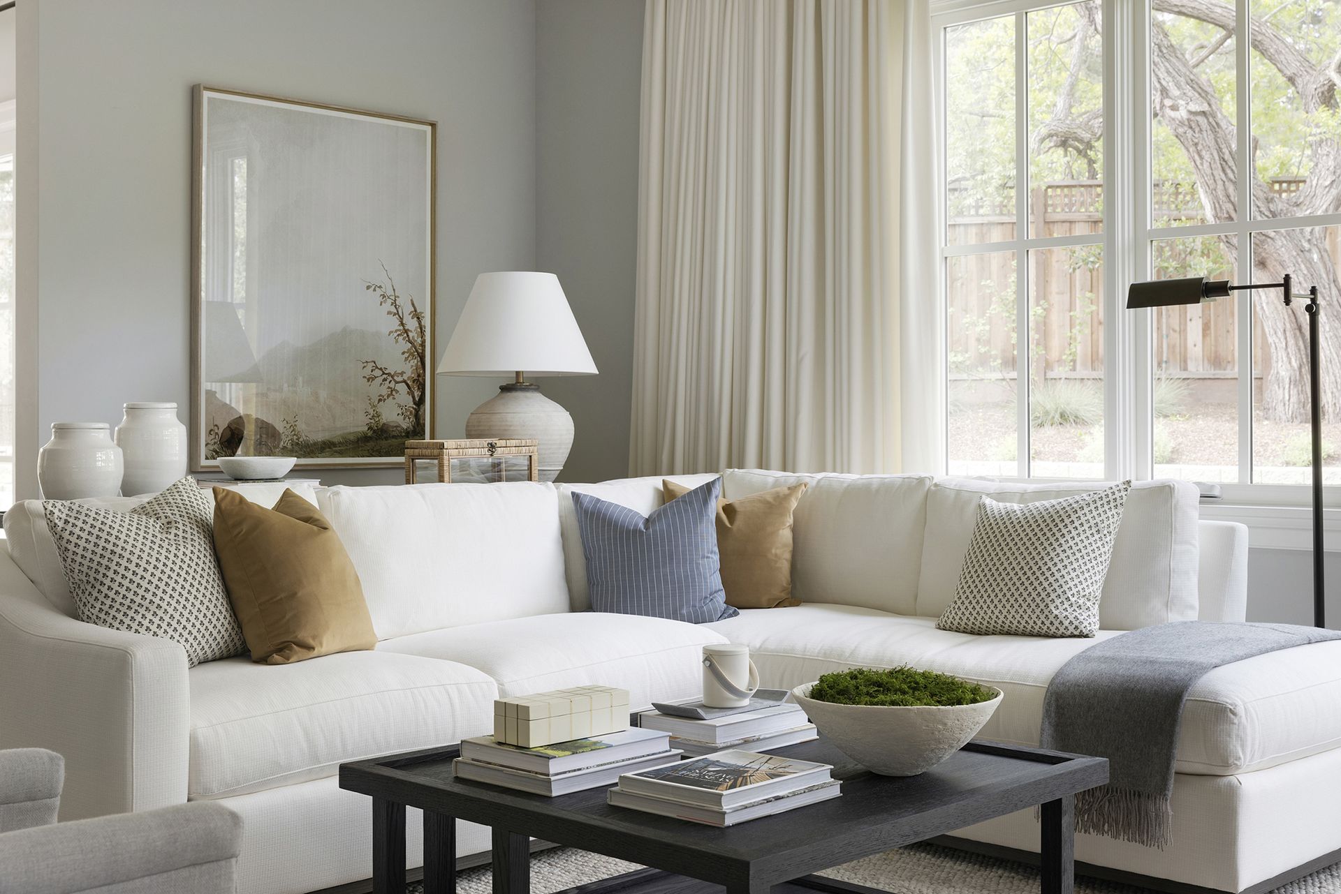 How do I fill a large living room wall? 9 features interior designers ...