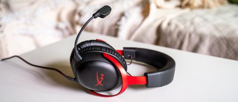 HyperX Cloud III sur une table blanche