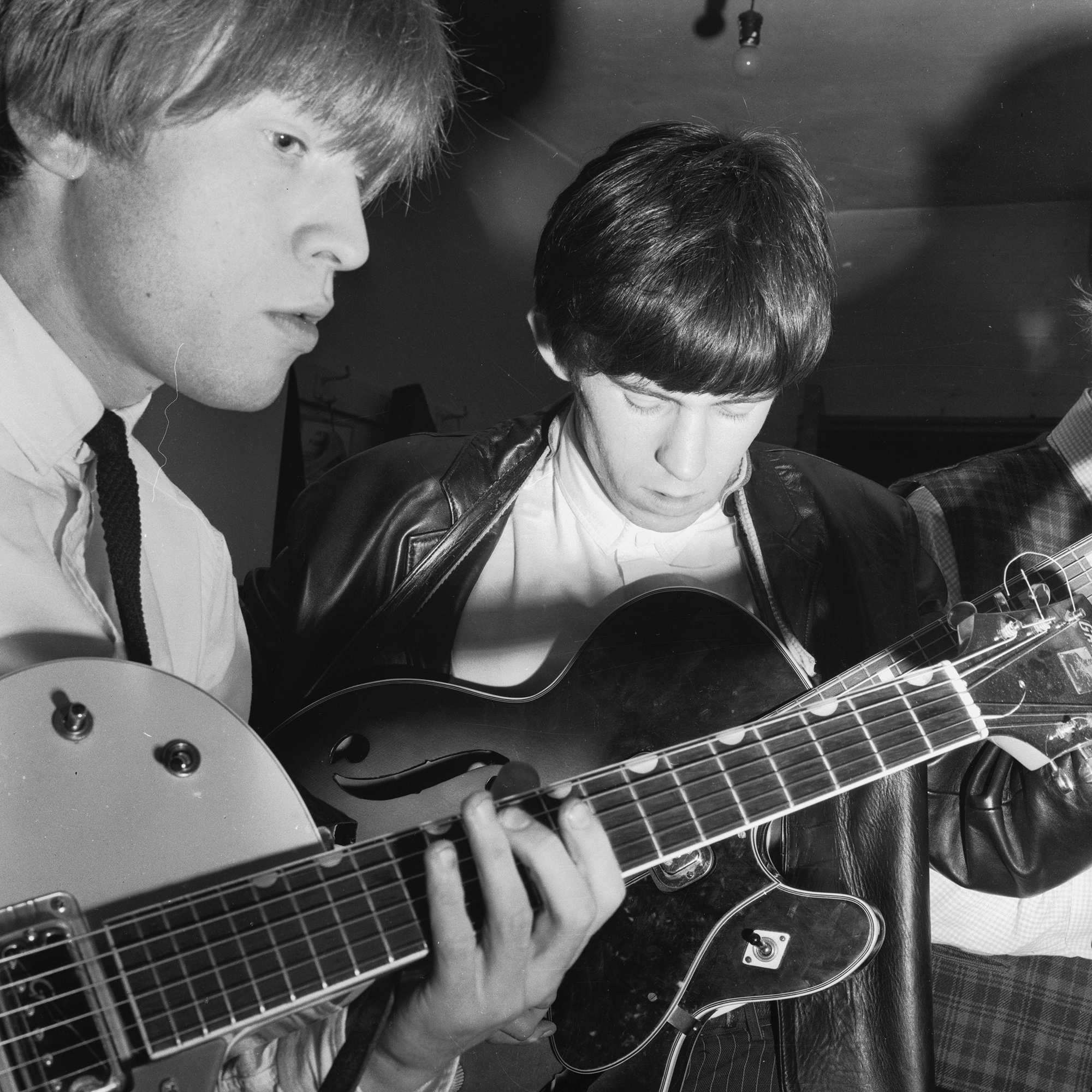 December 1963: The two guitarists from the Rolling Stones, Keith Richards (right) and Brian Jones (1942-1969) playing guitar.