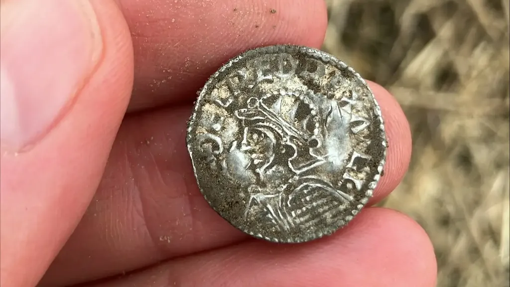 Esta moeda mostra o perfil da cabeça de um rei e identifica-o como EDELRED (Æthelred, o Indeciso). (Crédito da imagem: May-Tove Smiseth/Autoridade do Condado de Innlandet)