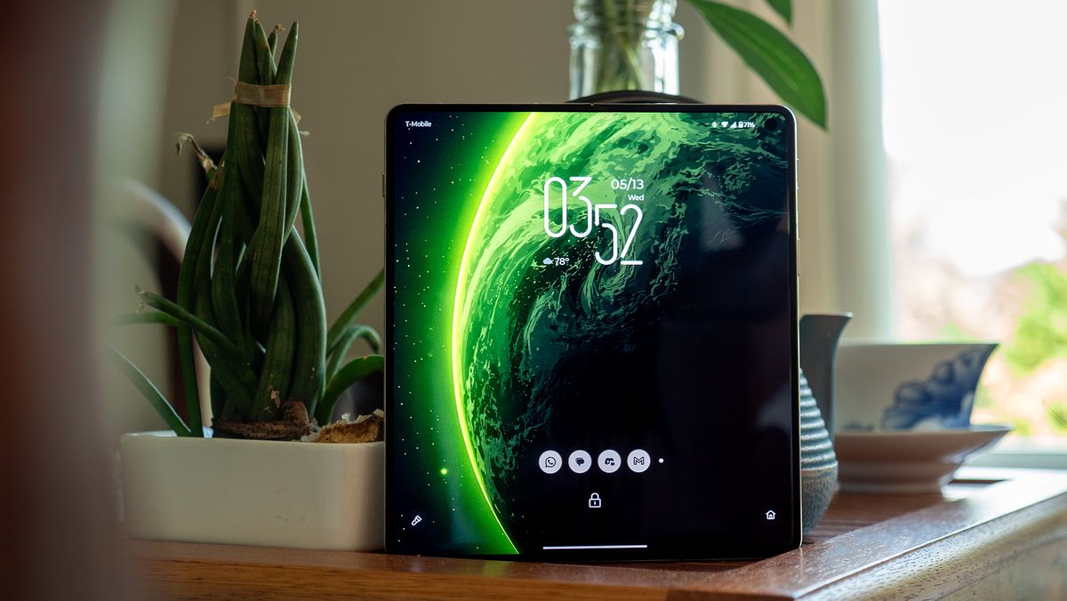 The Motorola Razr Fold's displays are better than Google's
or Samsung's, and these unique settings are its ace in the
hole