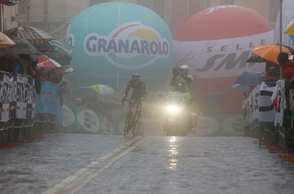 Ben Swift approaches the finish in the fog.
