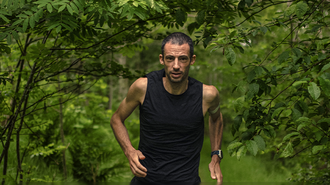 Kilian Jornet running through the trees
