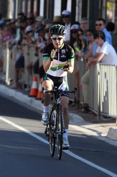 Applause from Amanda Spratt (GreenEDGE-AIS), generous as ever at the finish.