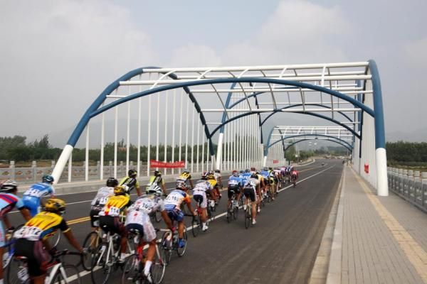 The peloton crosses the Taian Bridge.