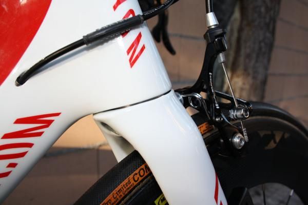 The fork crown blends neatly into the rest of the frame structure.