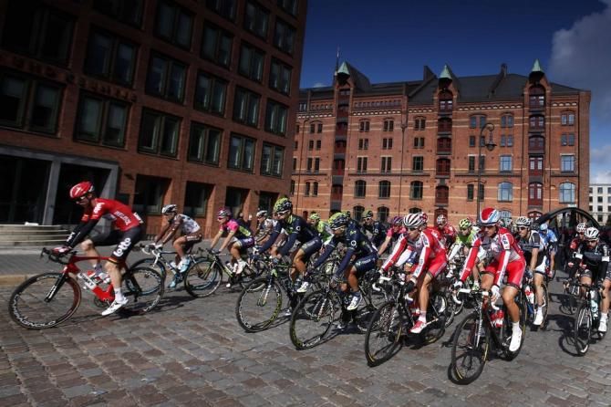 The peloton leaves Hamburg