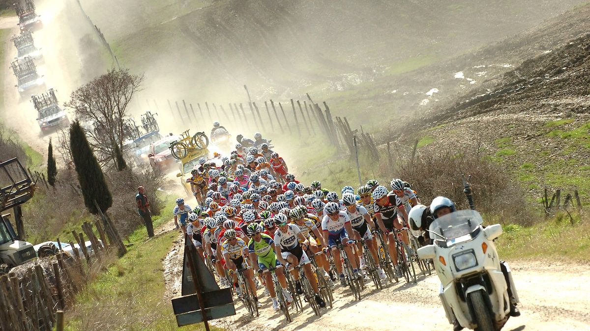The peloton riding the iconic white roads during the 2009 Monte Paschi Eroica