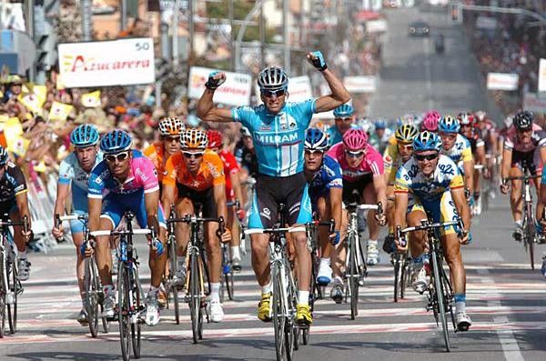 Petacchi begins his salute