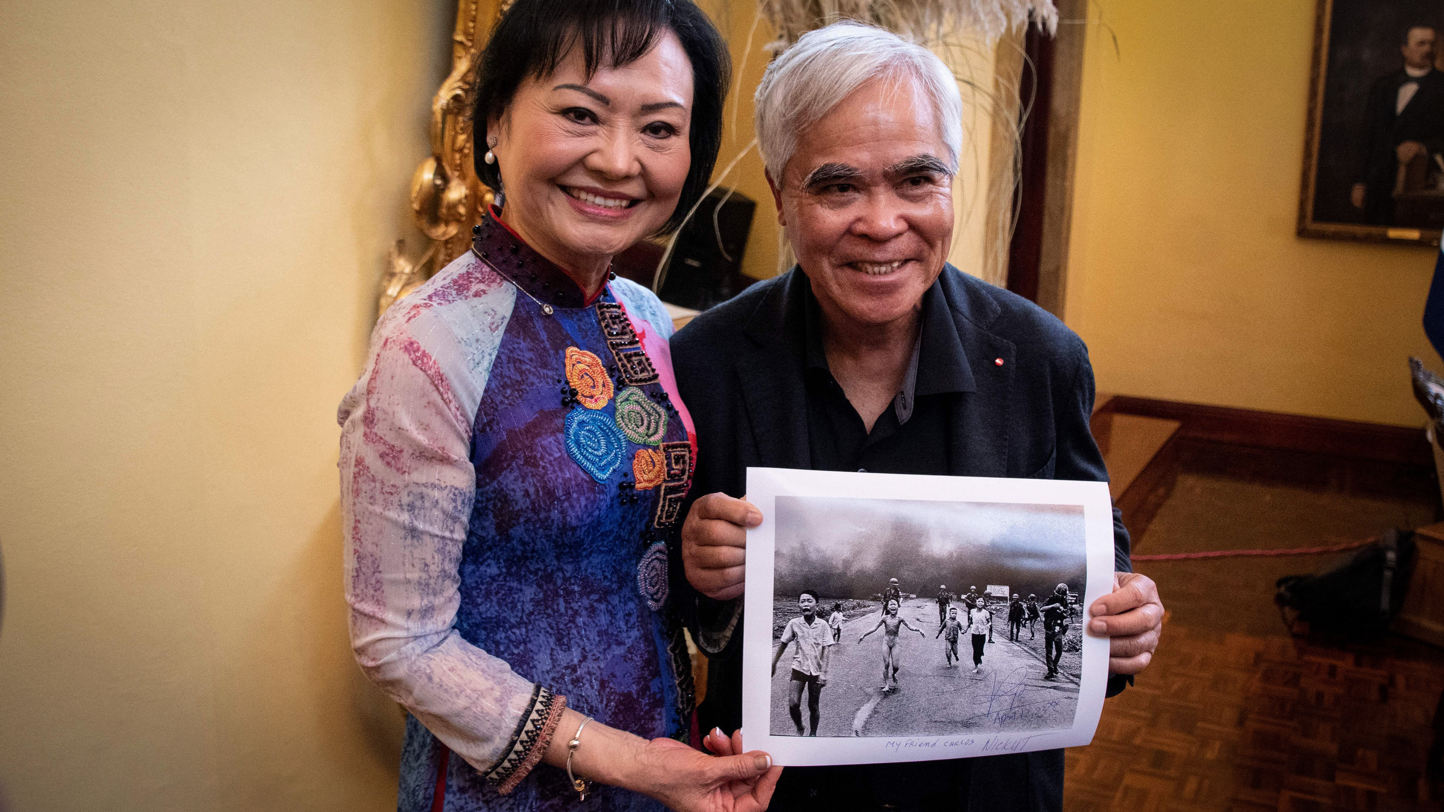 Vietnam War survivor Kim Phuc Phan Thi (L), also known as the &quot;Napalm Girl,&quot; poses with photojournalist Nick Ut holding his 1972 Pulitzer Prize and World Press Photo award-winning photograph during the presentation of the Spanish edition of her book at the Ministry of Foreign Affairs and Worship in San José on April 12, 2023