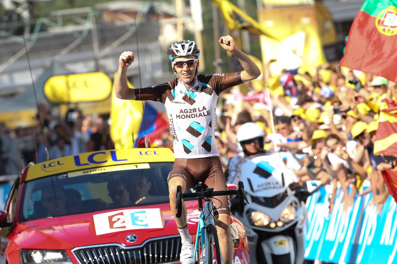 Romain Bardet seals victory after a daring raid.