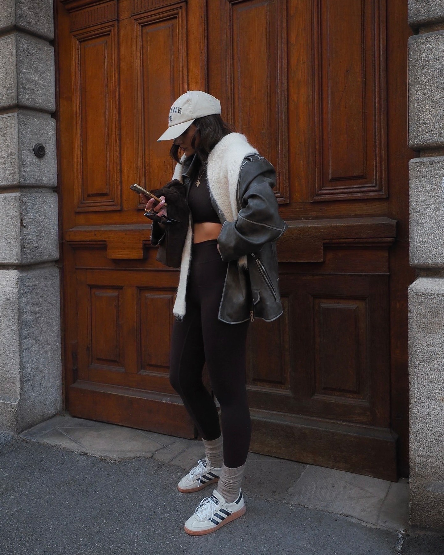 @_priscav wearing chocolate brown leggings.