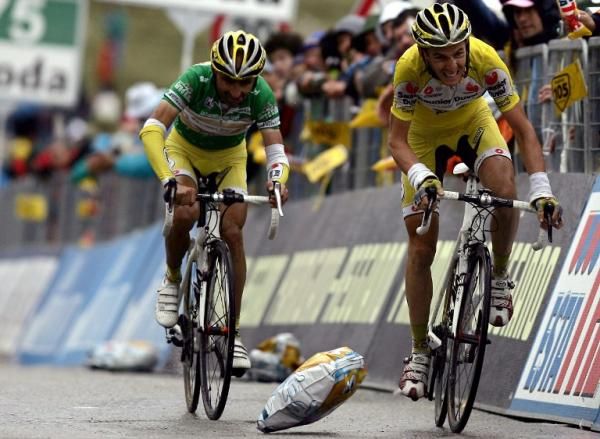 Riccardo Ricco' (R) crosses the finish line in front of Leonardo Piepoli.