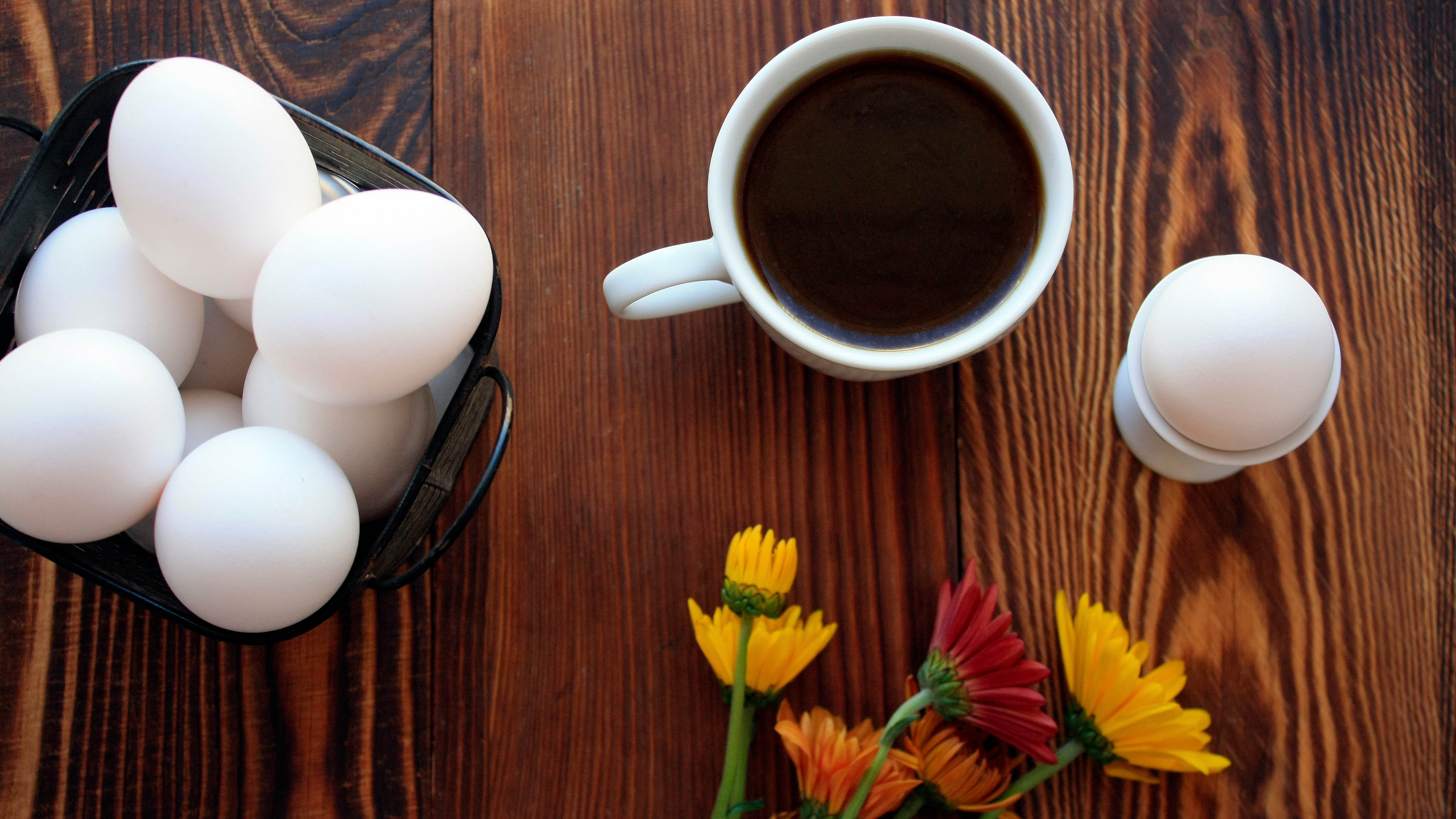 Чашка кофе с яйцами на столе