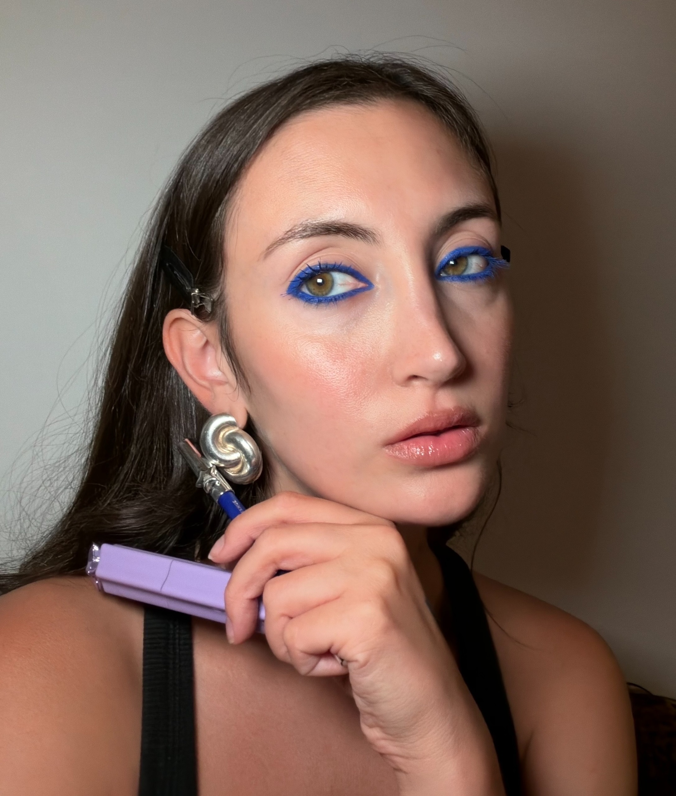 Image of WWW associate beauty editor Alyssa Brascia wearing the Marc Jacobs Beauty Flashes Lash-Defining Volume Mascara.