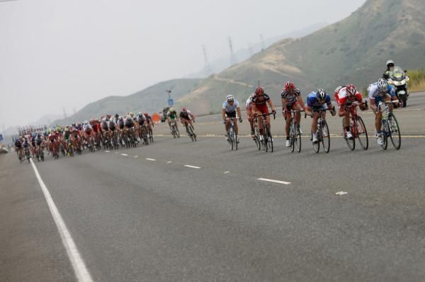 The peloton heads for Thousand Oaks
