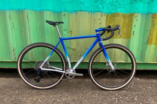 Bicicleta destacada en la exhibición de bicicletas MADE: Lost Workshop Steel Gravel