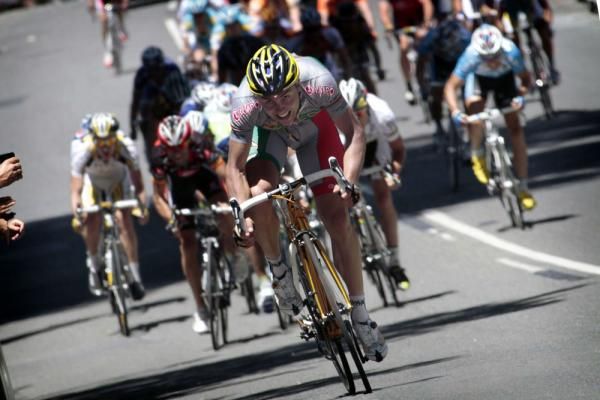 Manuel Cardoso at full gas as the battle rages behind him