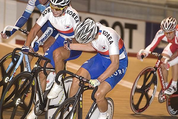 Korean pair Seung Woo Choi and Dong Hyun Shin sling each other in-and-out of the action during the madison.