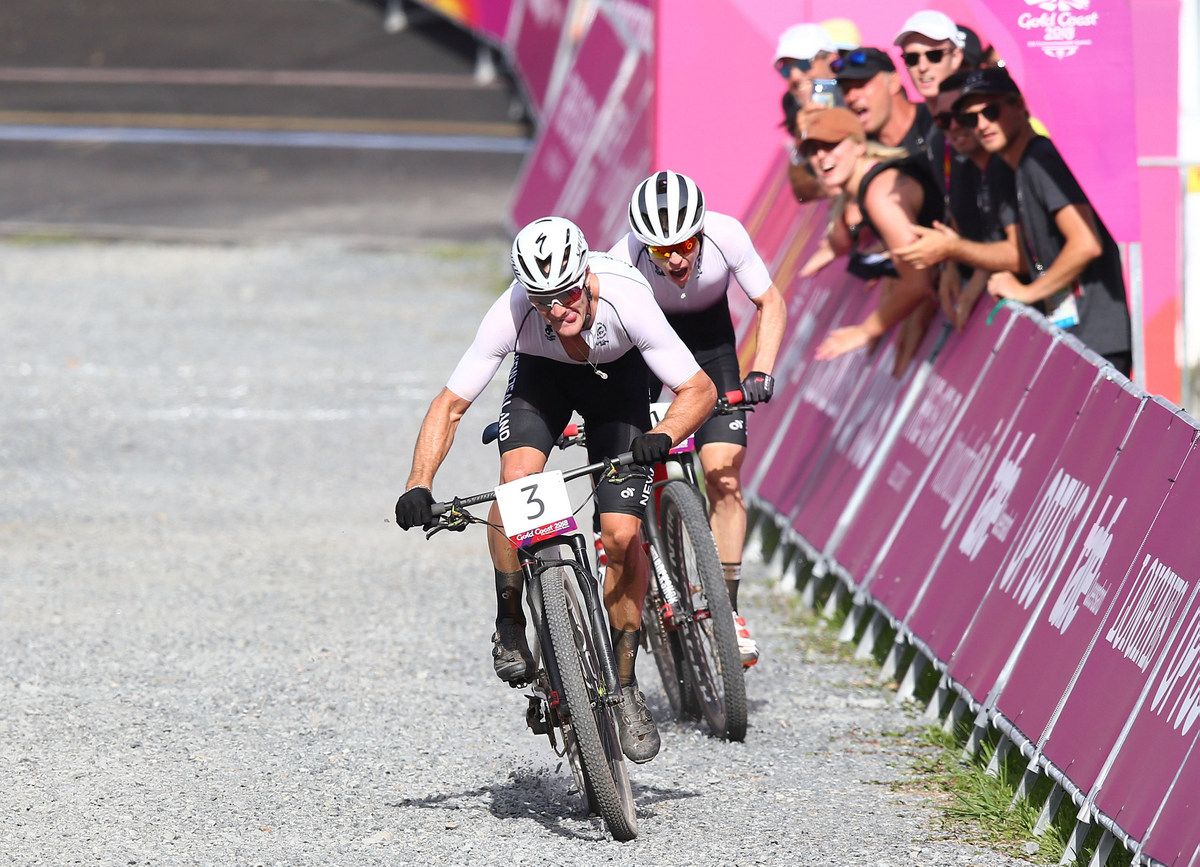 Samuel Gaze and Anton Cooper (New Zealand) sprint for gold