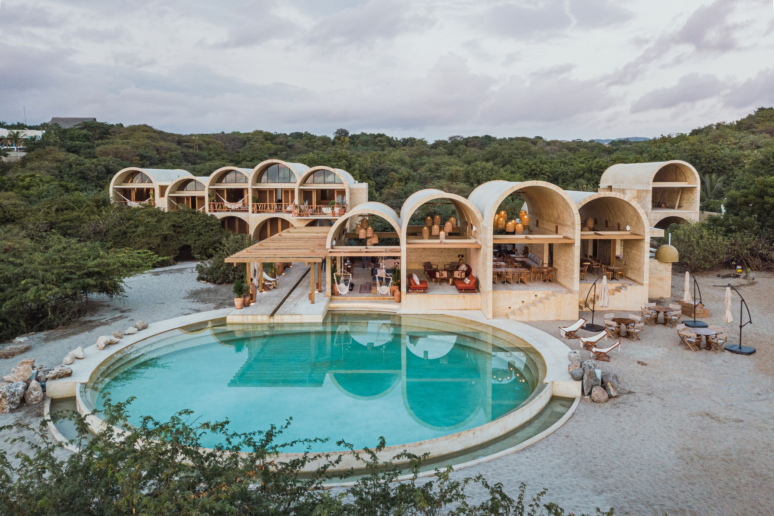 LA ARQUITECTURA DEL PATIO アントン・カピテル LA ARQUITECTURA DEL PATIO アントン・カピテル ARQUITECTURA DE PATIO
