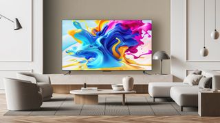 TCL C84 Tv auf weißem Hintergrund, der lebendige Farben auf dem Bildschirm anzeigt