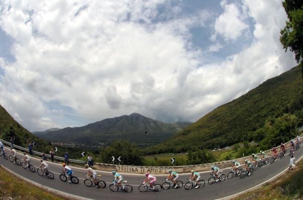 The peloton stretches out on its way to Cava De' Tirreni