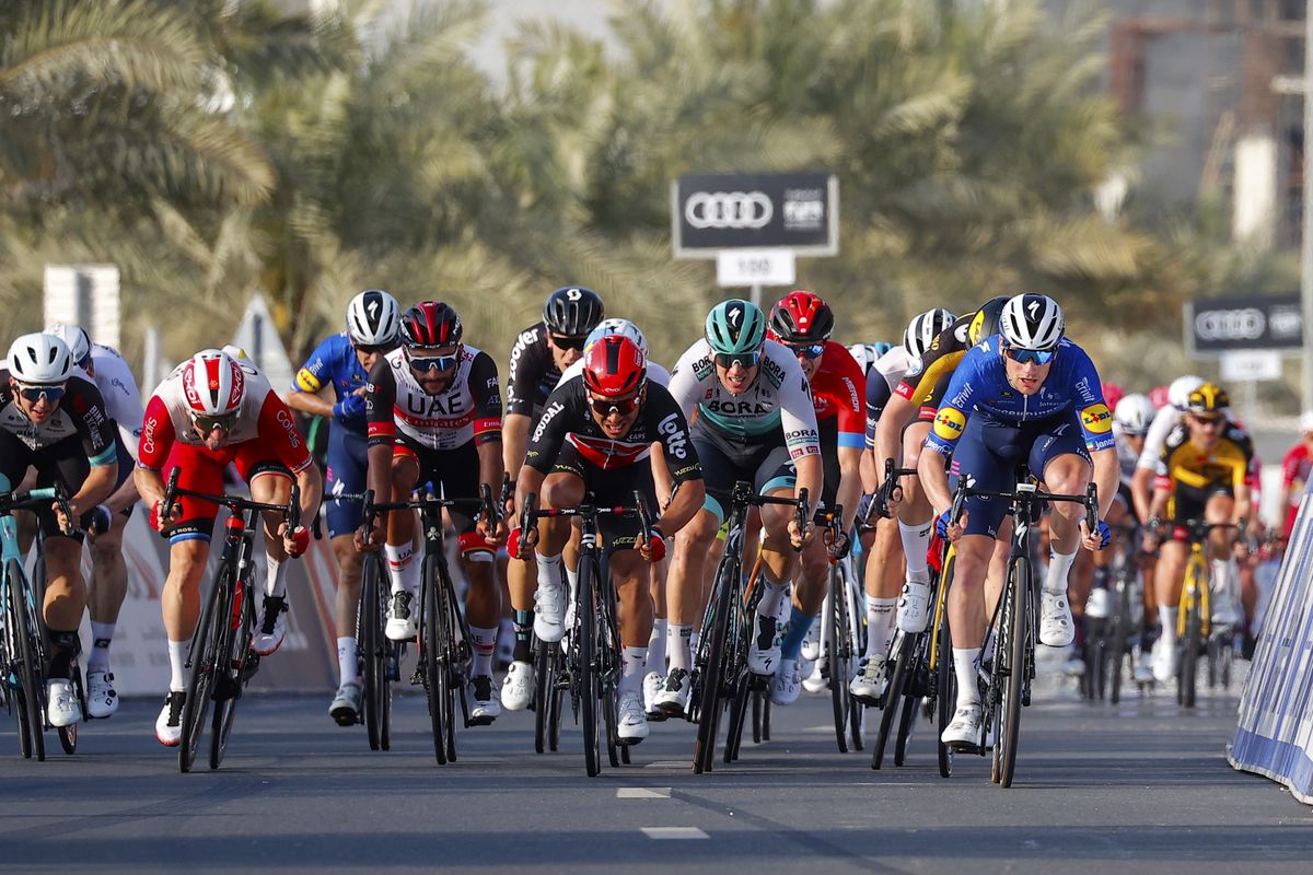 Sam Bennett (Deceuninck-QuickStep) opted to go along the barriers