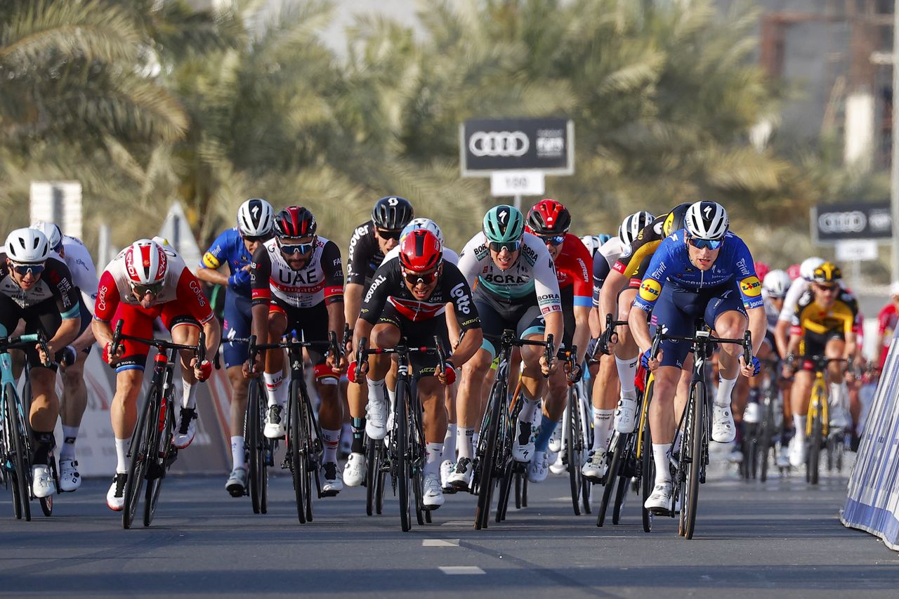 Sam Bennett (Deceuninck-QuickStep) opted to go along the barriers