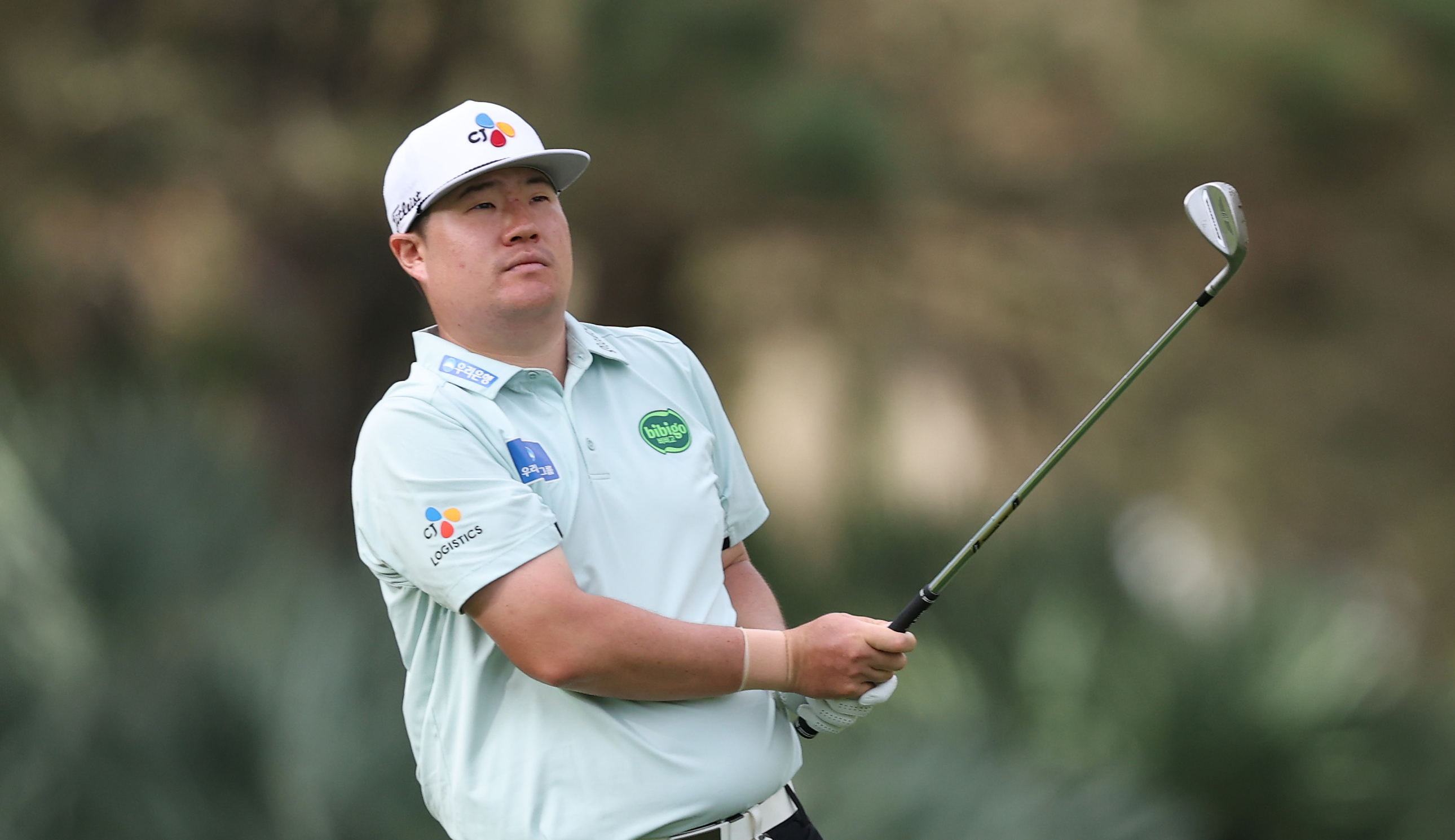 Sungjae Im hits a shot into the green