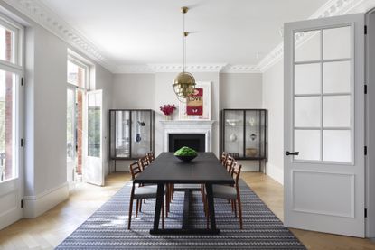 This period apartment combines traditional elegance with a contemporary ...