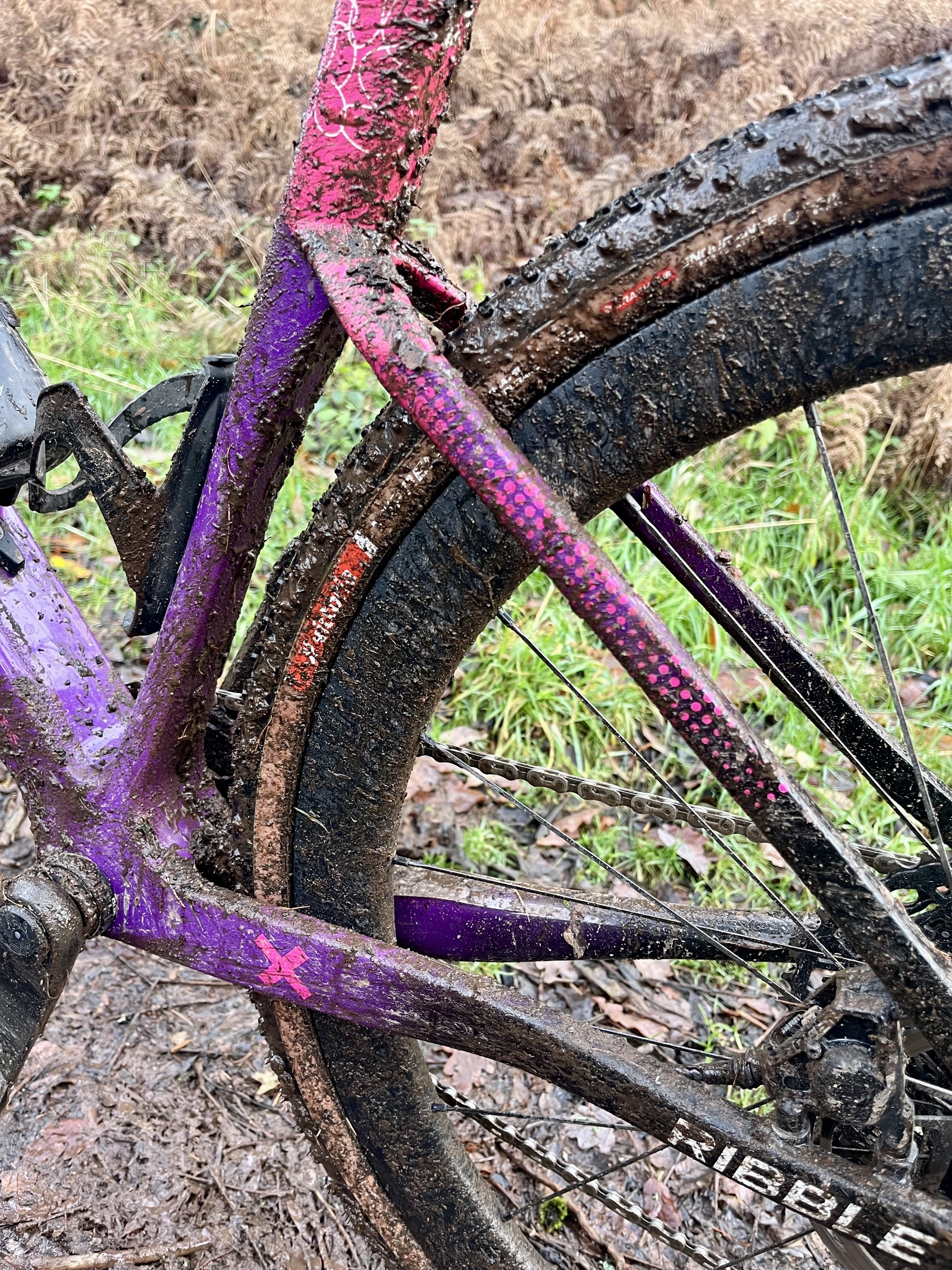 Una bicicleta de gravel cubierta de barro.