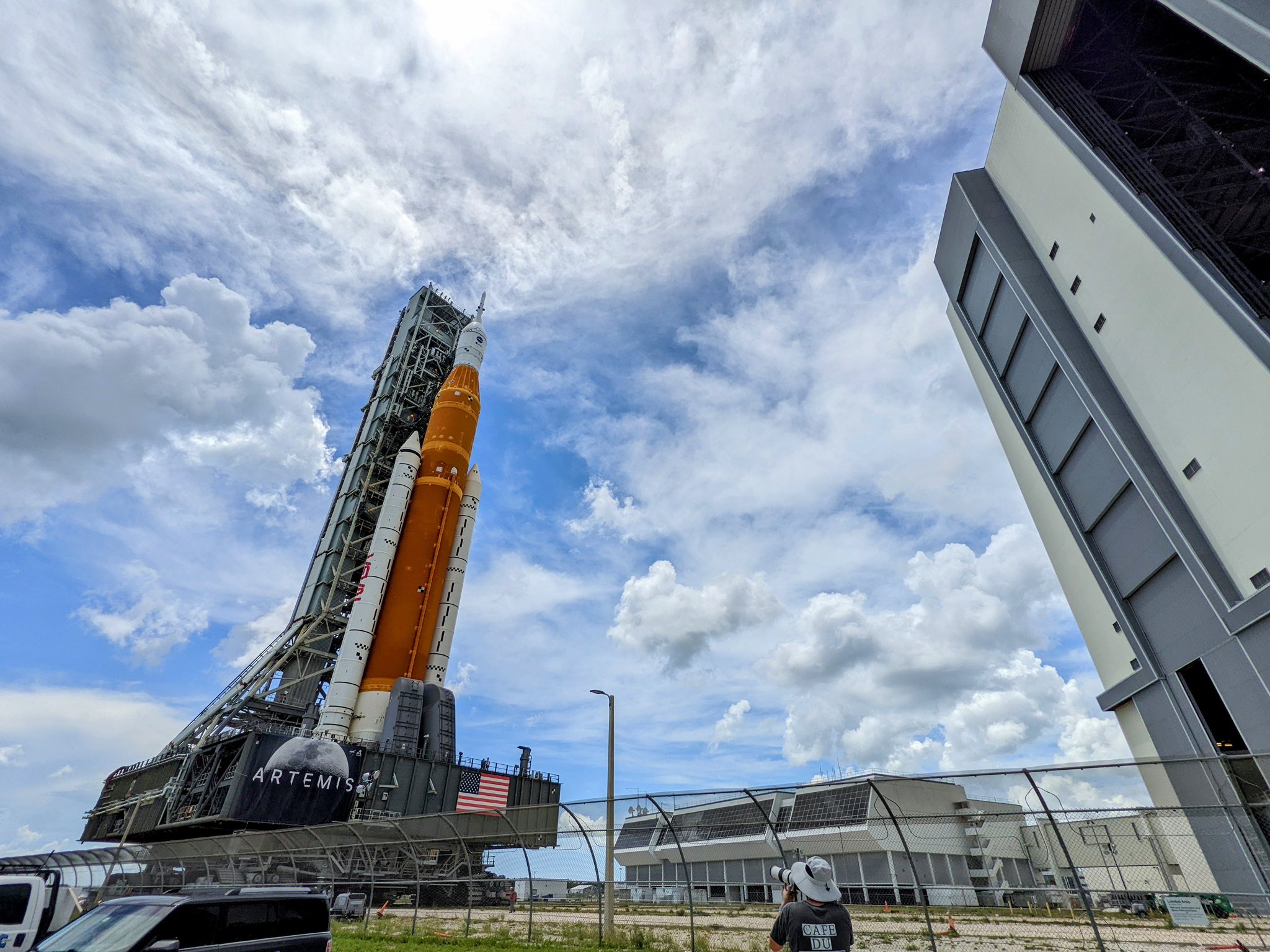 A pilha Artemis 1 da NASA perto do prédio de montagem de veículos no Kennedy Space Center em 2 de julho de 2022.