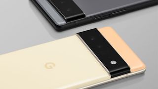 Google Pixel 6 liegt auf der Vorderseite und zeigt die hintere Kamera