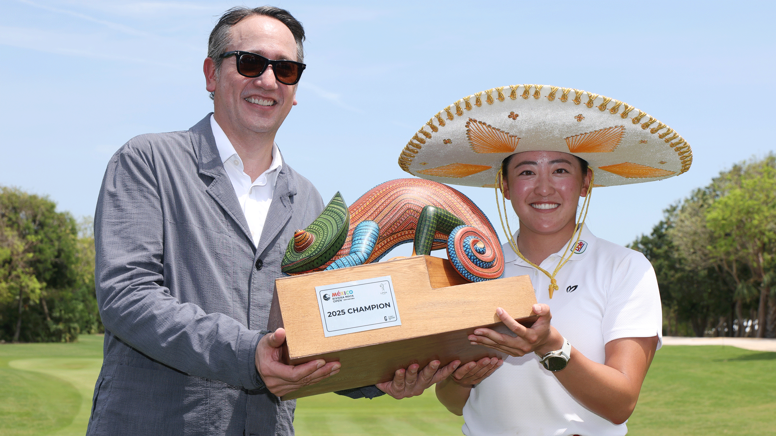 Chizzy Iwai holds up the Rivera Maya Open trophy after her win in 2025