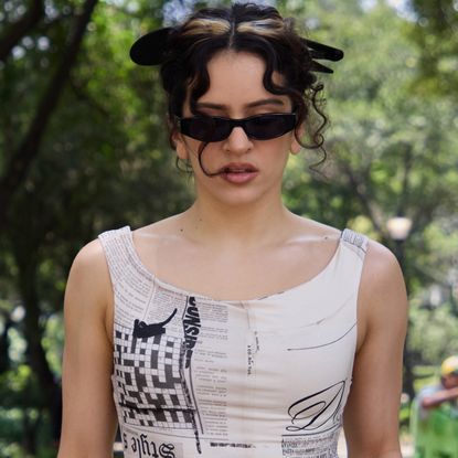 Rosal&iacute;a styled a newspaper dress from Desigual with heeled ballet flats 